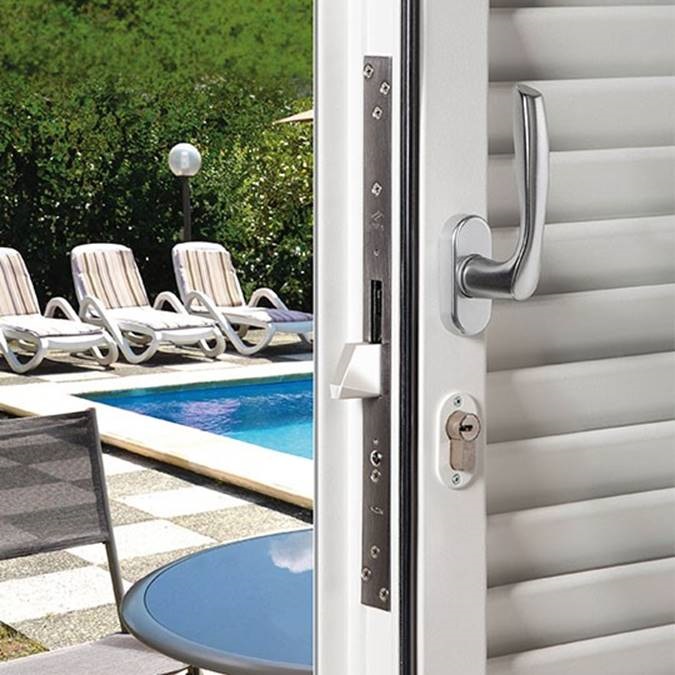 klamka ryglująca w oknie z półwkładką patentową